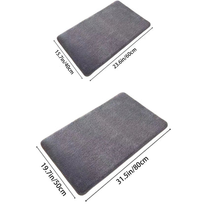 Tapis de bain bleu sur carrelage de salle de bains