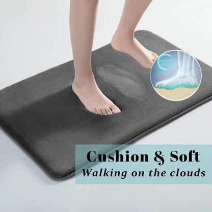 Tapis de bain gris posé devant une douche