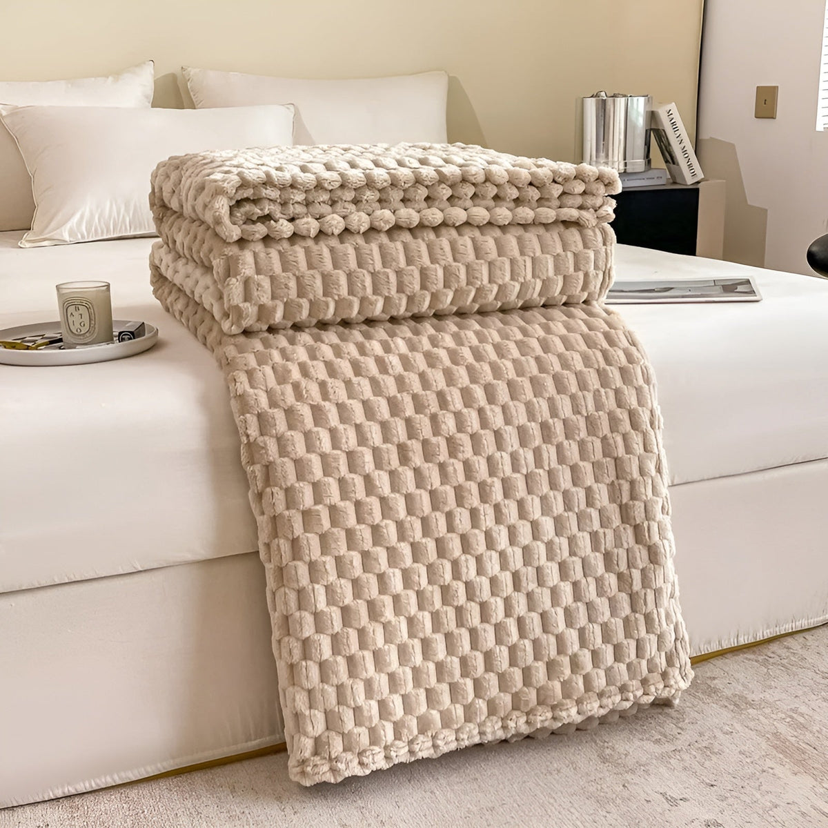 Couverture en microfibre étalée sur une banquette