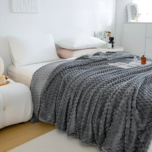 Plaid en microfibre déplié sur un canapé de salon
