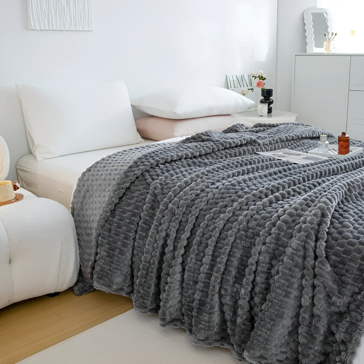 Couverture en microfibre dépliée sur un lit double