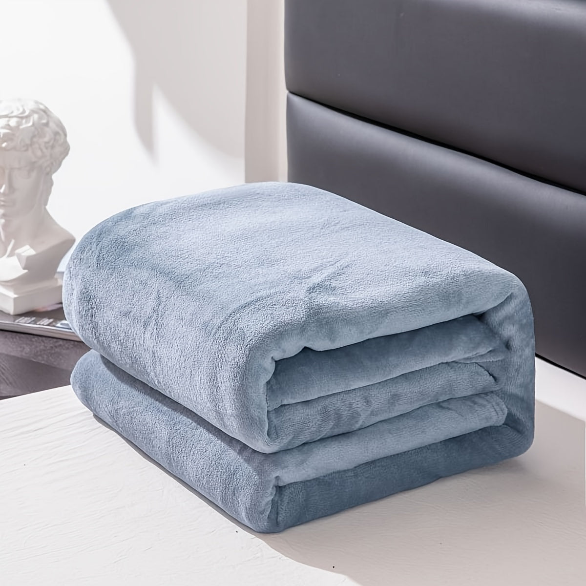 Couverture en flanelle pliée en trois sur un pouf