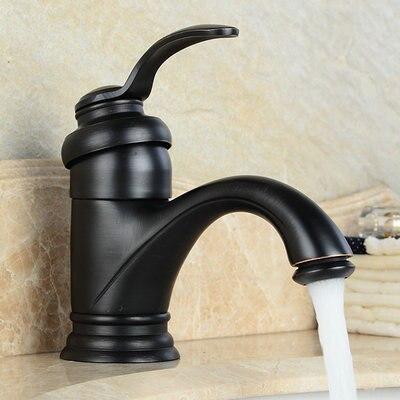 Détail de la finition du robinet de lavabo en laiton massif