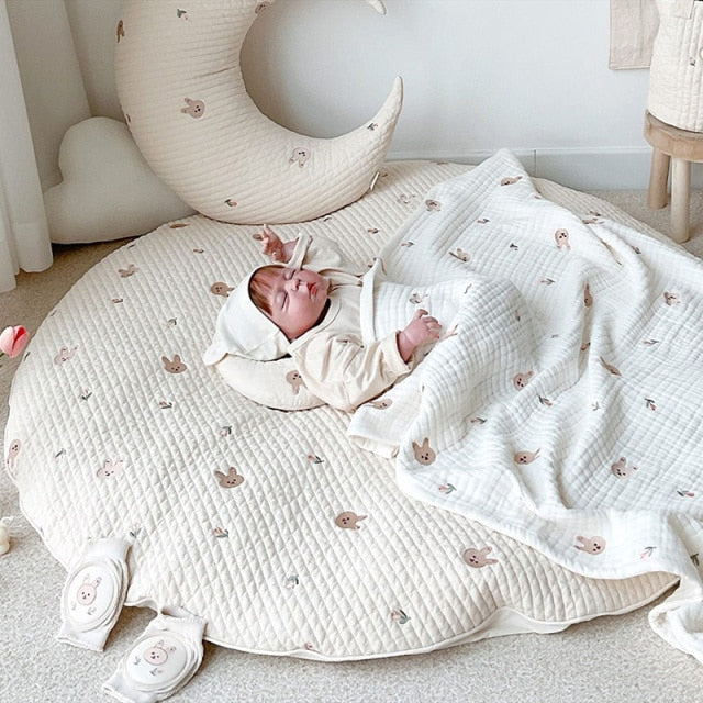 Tapis de jeu rond posé au sol dans une chambre d'enfant