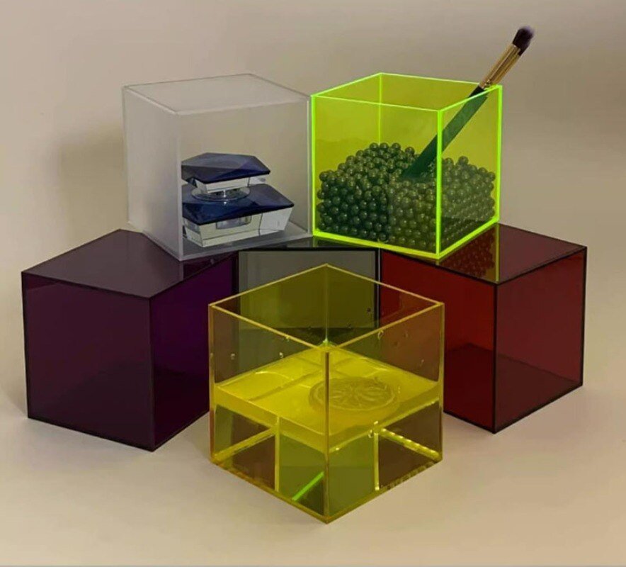 Boîtes de rangement en acrylique empilées dans plusieurs coloris