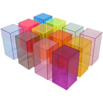 Boîte de rangement en acrylique présentant des petits objets de collection