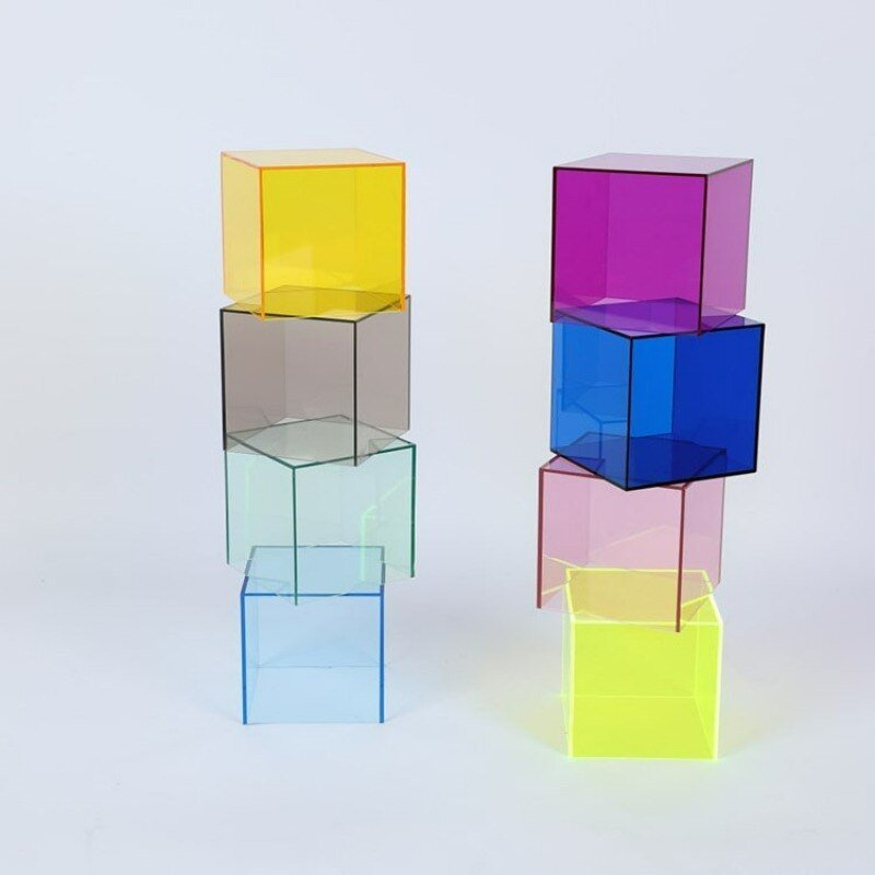 Boîte de rangement en acrylique transparent posée sur une étagère