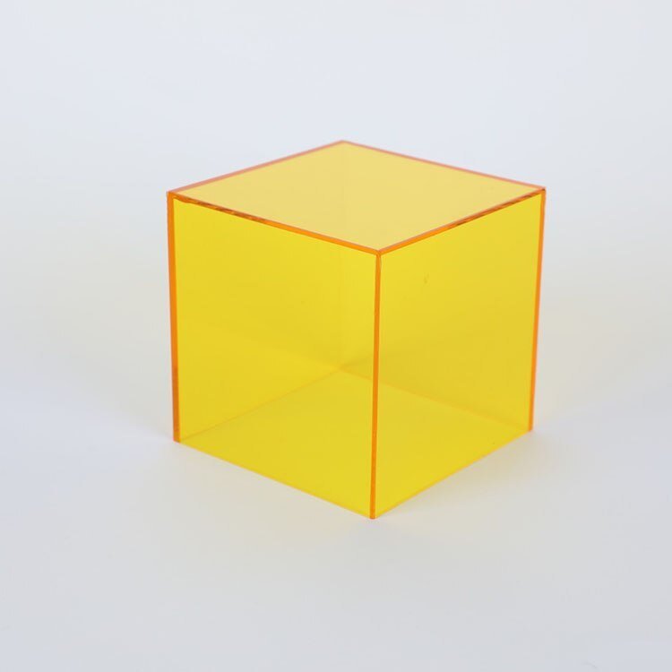 Boîte de rangement en acrylique jaune avec parois transparentes