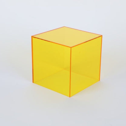 Boîte de rangement en acrylique jaune avec parois transparentes