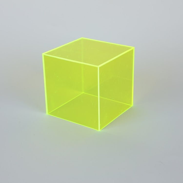 Boîte de rangement en acrylique jaune pâle avec parois transparentes