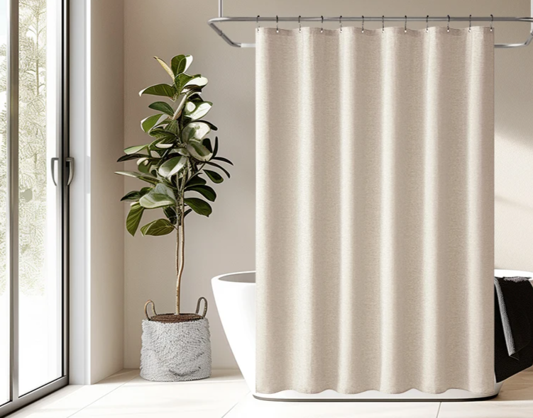 Rideau de douche beige aspect lin dans une salle de bains claire