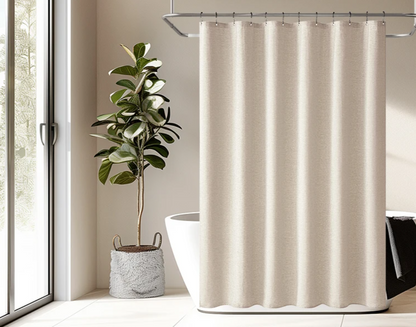 Rideau de douche beige aspect lin dans une salle de bains claire