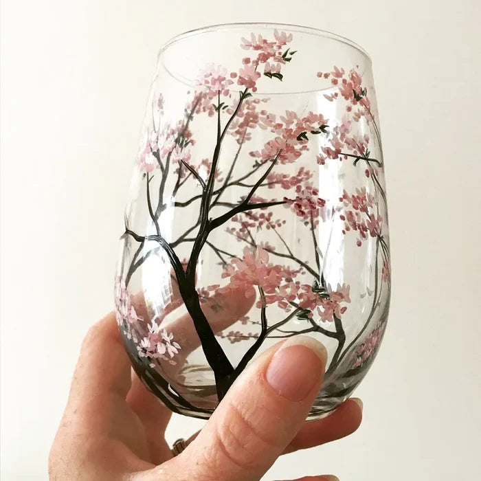 Verre à vin peint à la main, détail des branches de l'arbre