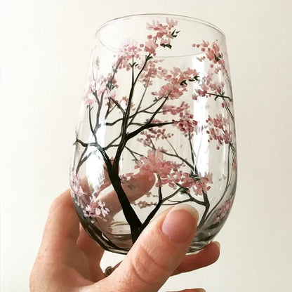 Verre à vin peint à la main, détail des branches de l'arbre