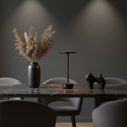 Lampe tactile Aurore noire dans un intérieur moderne