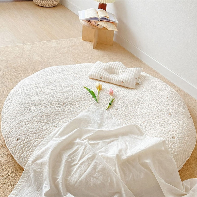 Tapis de jeu rond en coton avec un ours brodé