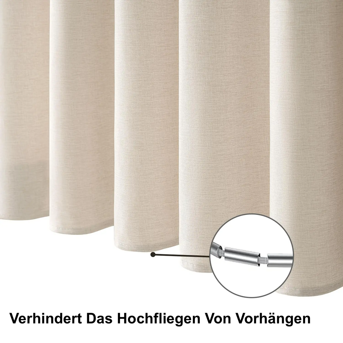 Rideau de douche beige installé le long d'une baignoire