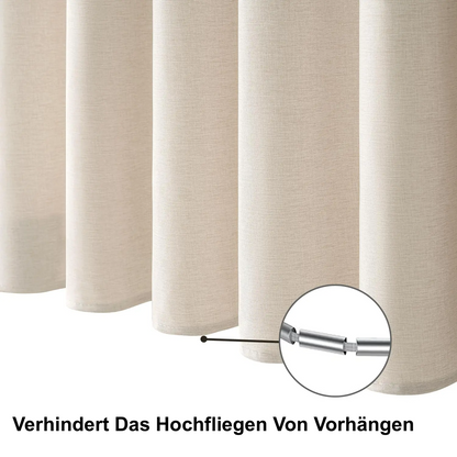 Rideau de douche beige installé le long d'une baignoire