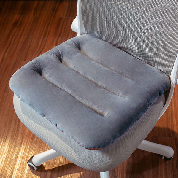 Coussin de chaise avec dossier gris installé sur une chaise