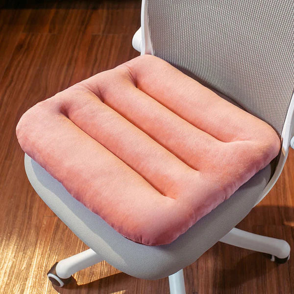 Coussin de chaise avec dossier posé sur une chaise de salle à manger