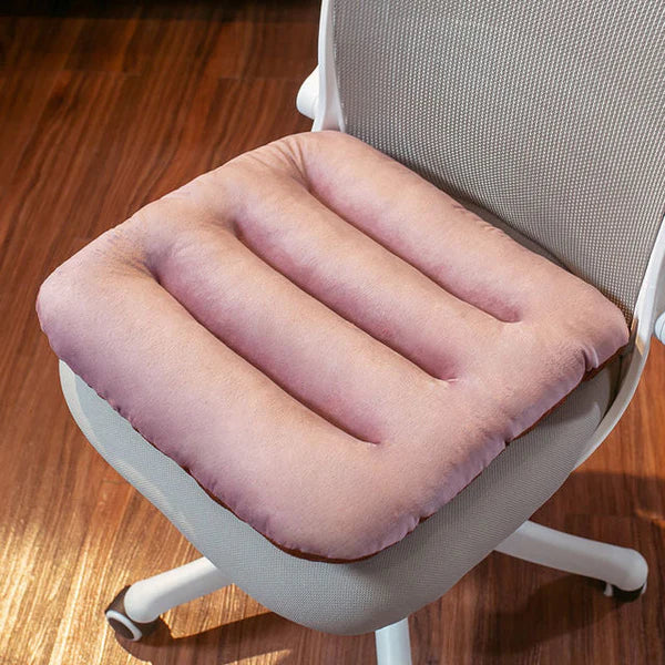 Coussin de chaise avec dossier violet installé sur une chaise