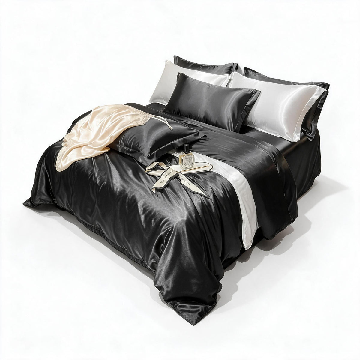 Parure de lit en pure soie noire sur un lit double.