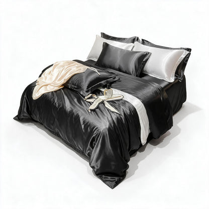 Parure de lit en pure soie noire sur un lit double.