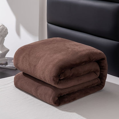 Couverture en flanelle présentée pliée sur fond neutre