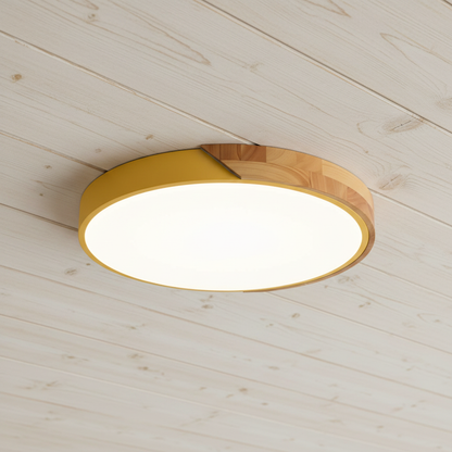 Plafonnier Nordik jaune sur un plafond en bois