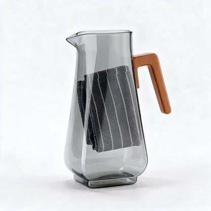 Parois facettées et base carrée de la carafe en verre