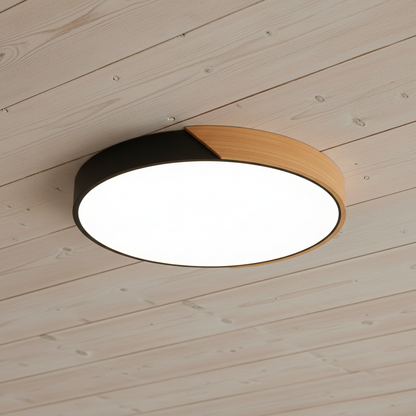Plafonnier Nordik noir sur un plafond en bois
