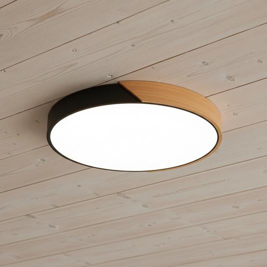 Plafonnier Nordik noir sur un plafond en bois