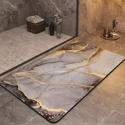 Tapis de bain antidérapant posé devant une douche sur un carrelage sec