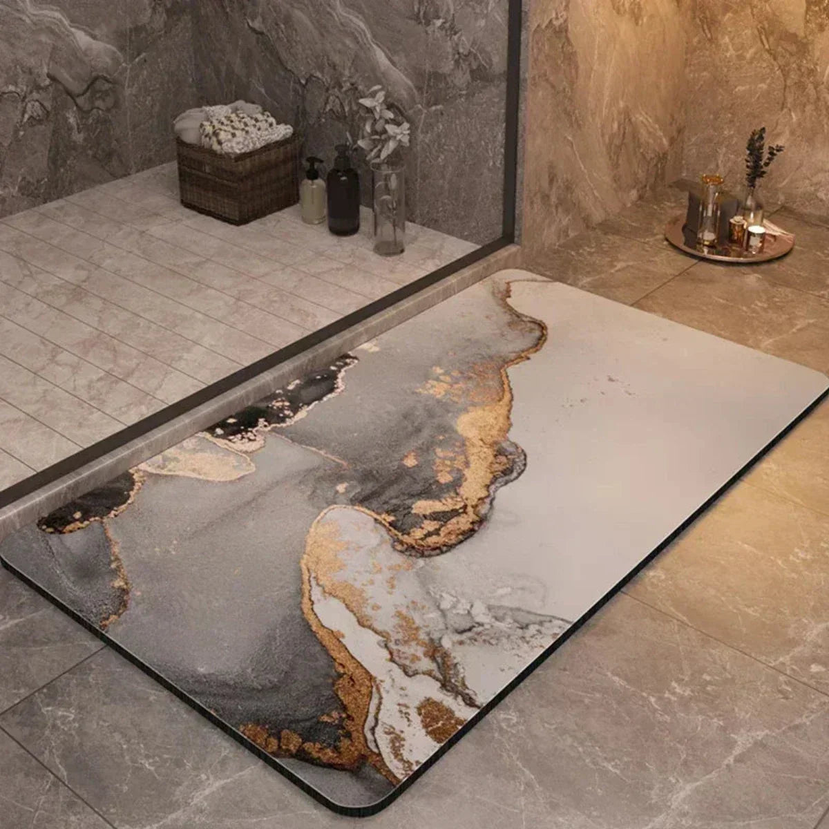 Tapis de bain posé devant un meuble vasque, pieds dessus