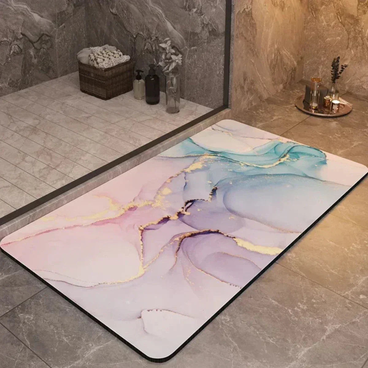 Tapis de bain antidérapant posé devant une baignoire