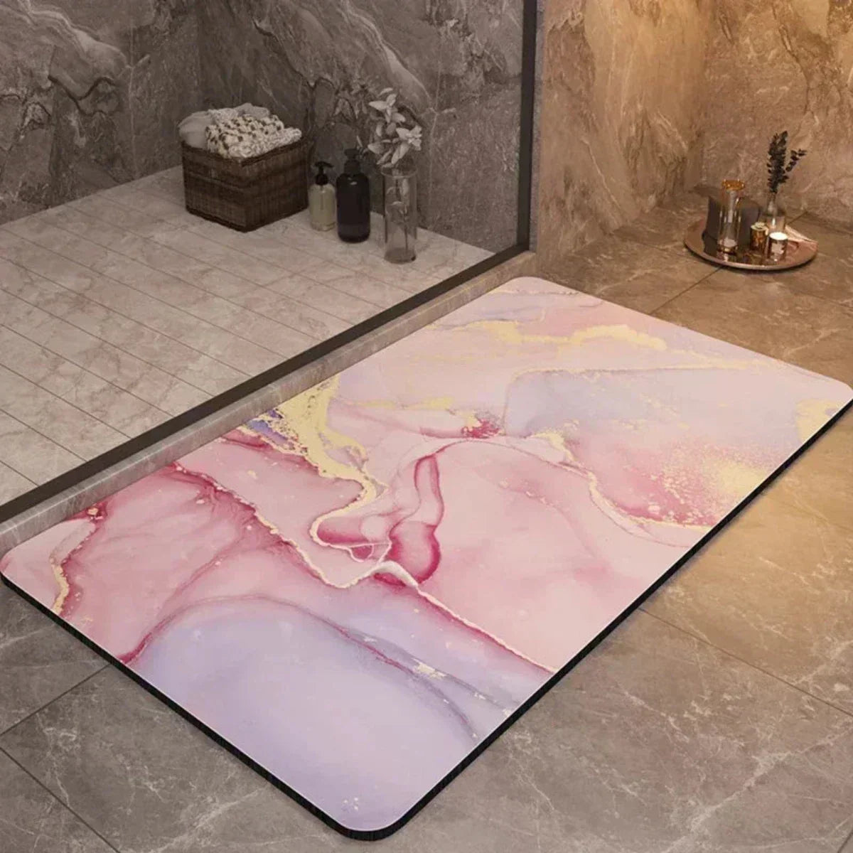 Les deux dimensions du tapis de bain présentées l'une à côté de l'autre