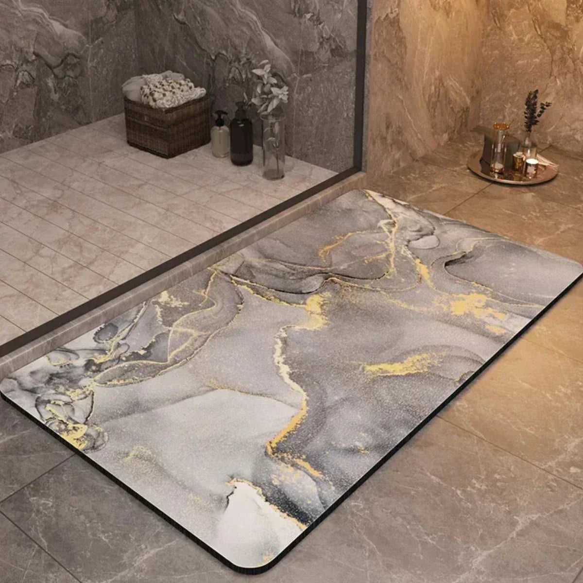 Base ferme et antidérapante du tapis de bain, vue de dessous
