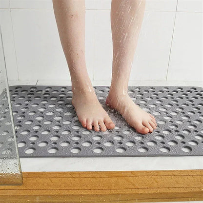 Tapis de douche antidérapant gris avec trous d'évacuation ronds