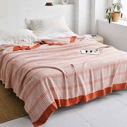 Plaid japonais en coton, motif pied-de-poule rouge, posé sur un lit.