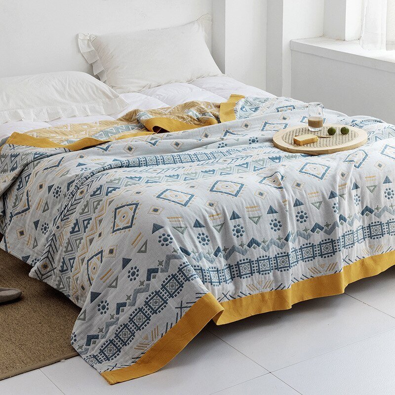 Plaid japonais en coton, motif patchwork blanc et bleu, posé sur un lit.
