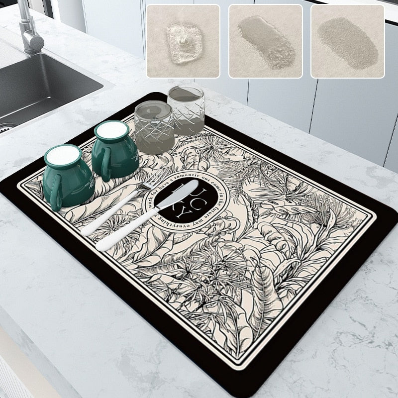 Tapis égouttoir de cuisine en polyester posé à côté d'un évier