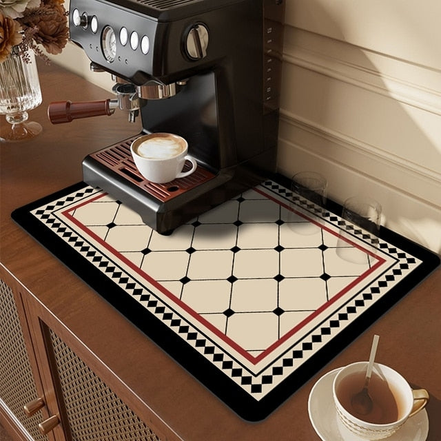 Tapis égouttoir absorbant posé devant un évier de salle de bains
