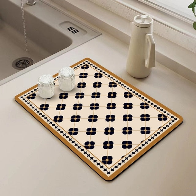 Vue rapprochée des bords surpiqués du tapis égouttoir