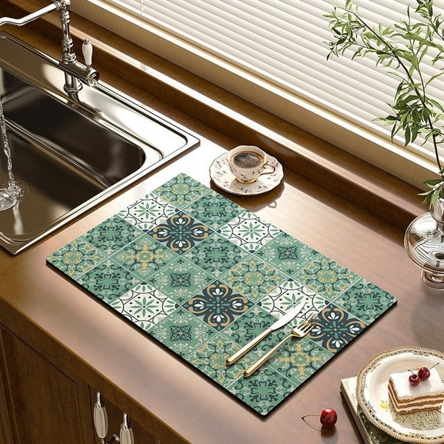 Tapis égouttoir à motif floral installé près d'un robinet de cuisine