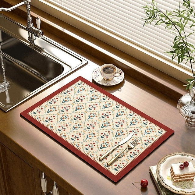 Assiettes empilées en train de sécher sur le tapis absorbant