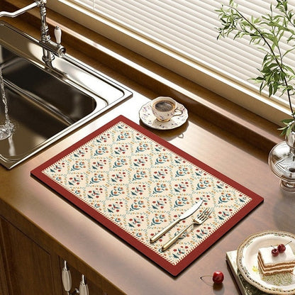 Assiettes empilées en train de sécher sur le tapis absorbant