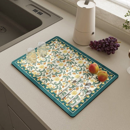 Tapis égouttoir absorbant posé sur un plan de travail en bois