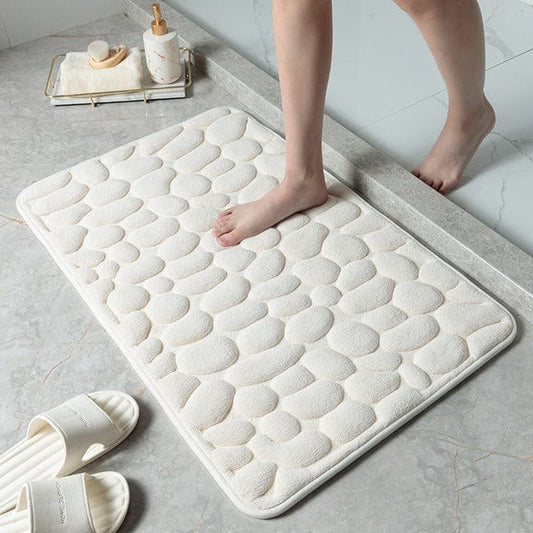 Tapis de bain antidérapant en mousse à mémoire de forme posé devant une douche