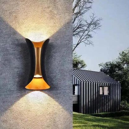 Applique murale extérieure LED noire avec détails dorés