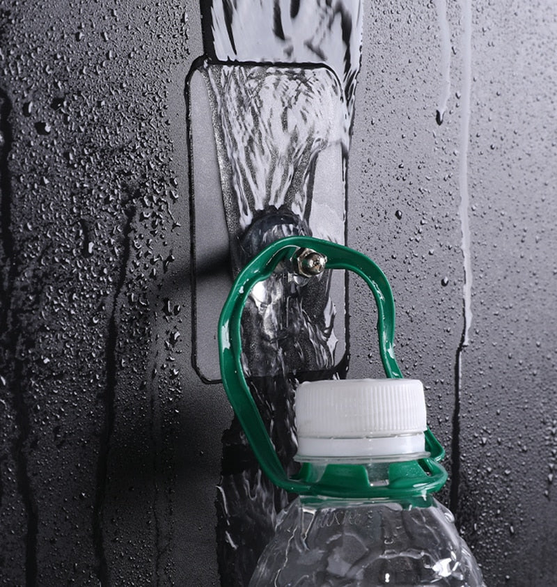 Crochet adhésif transparent fixé sur un mur